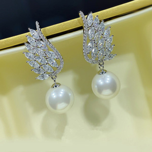 Boucles d'oreilles élégantes en forme d'aile d'ange pour femmes, avec perles et pierres scintillantes, à porter au quotidien, bijoux cadeaux, vente en gros - Product Image 2