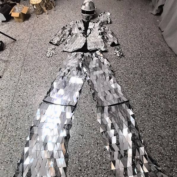 Costume de miroir argenté sur pilotis avec casque lumineux
