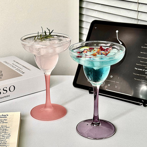Juego de Copas de Cristal Esmerilado Margaret - Copas de Cóctel y Vino Espumoso de Diseño Minimalista con Capacidad de 101-200 ml - Product Image 1