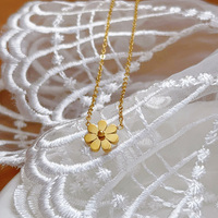 Collier en acier inoxydable avec pendentif fleur petite marguerite élégant pour femme, idéal pour le quotidien et comme cadeau de Saint-Valentin - Vente en gros