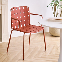 Chaise de salle à manger empilable commerciale en polypropylène (PP) à structure ouverte, durable, pour bars à bière artisanale, jardins et terrasses de brasseries