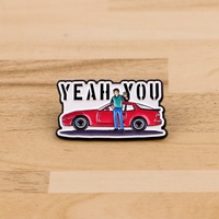 Épinglette en émail de voiture de sport rouge classique, badge métallique personnalisé, broche sur le thème automobile, cadeau de collection pour les fans de voitures