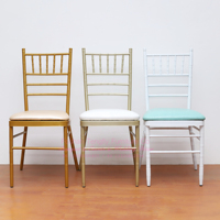 Chaises de banquet en métal bon marché en gros chaises Chiavari empilables de luxe en or et blanc pour hall d'hôtel, mariage événement avec coussin