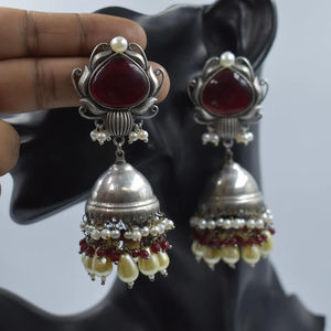 2024ทำด้วยมือสีเงินลักษณะเหมือนทองเหลืองต่างหูหิน Jhumka ขนาดใหญ่สำหรับผู้หญิงและผู้หญิง - Product Image 1