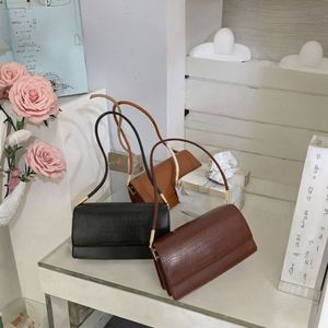 Bolsa de hombro elegante en terciopelo bordado estilo étnico hecha a mano para mujeres. Bolsa duradera y moderna para uso diario. - Product Image 3