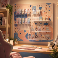 Support mural personnalisé pour panneau perforé avec fentes ovales pour crochets de casque de jeu et étagères de présentation pour panneaux de dessins animés originaux