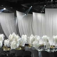 Décoration complète de salle de mariage incluant des boules de fleurs, des décorations de plafond, des lumières de guidage allant au sol, des fleurs artificielles pour la décoration de scène