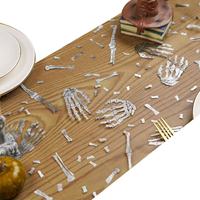 Chemin de table en maille avec motif de main squelette estampé à chaud argenté, décoration de table pour Halloween et Fête des Fantômes
