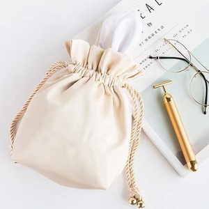 Bolsas de satén de seda suave al por mayor para regalo, embalaje de prendas, bolsas con cordón, personalizadas, negras, pequeñas, para pelucas de cabello. - Product Image 5