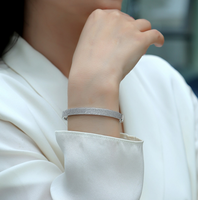 Bracelet jonc en argent 925 pavé de moissanite avec pierres scintillantes, design élégant pour femmes, bracelet pavé intemporel