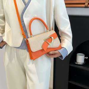 Sac de mode pour femmes: design torsadé unique et décoration de boucle en métal se combinent pour créer un accent à la mode - Product Image 4