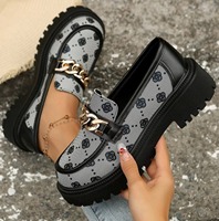 Mocassins de niche rétro haut de gamme avec empeigne inspirée du style rétro, ornés d'une épaisse chaîne en métal doré et d'une semelle plateforme dentelée