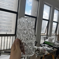 Carreaux de verre décoratifs contemporains brossés de qualité supérieure en gros pour la décoration murale de séparation d'espace intérieur moderne