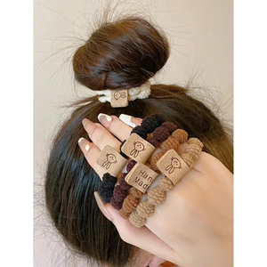 Elastici per capelli elastici con nodo in legno dai toni neutri per l'uso quotidiano - Product Image 4