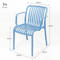 Chaise de salle à manger moderne pour hôtel du fabricant d'Europe du Nord Offre spéciale Plastique polypropylène PP avec accoudoir Caractéristique empilable