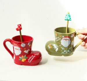 <span class=keywords><strong>Tazza</strong></span> di ceramica <span class=keywords><strong>personalizzata</strong></span> all'ingrosso di natale a forma di stivale di ceramica rossa <span class=keywords><strong>tazza</strong></span> <span class=keywords><strong>con</strong></span> cucchiaio - Product Image 1