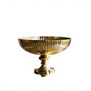 Cuenco de Pedestal Dorado Martillado, Centro de Mesa Decorativo Glamuroso, Plato de Servir de Metal Hecho a Mano, Cuencos de Lujo, Adorno para Mesa de Fiesta, Vajilla - Product Image 1