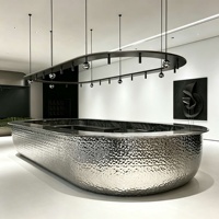 Comptoir de bar ovale en acier inoxydable martelé, avec effet vague d'eau, bureau d'accueil en métal, table de luxe personnalisée pour l'hôtellerie, restaurant, club