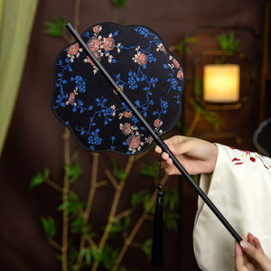 พัดจีนแบบม้วนได้ 8 กลีบ ลายดอกเบกอนีอา ทำด้วยมือ ผ้าไหมแจ็คการ์ดแบบตะวันออก พร้อมพู่ห้อย ประดับลายดอกไม้นำโชค พัดพับได้ - Product Image 4