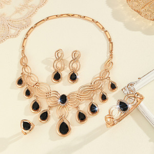 Parure de bijoux fantaisie en résine noire et or, incrustée de diamants, pour femme, idéale pour mariage (collier, boucles d'oreilles, bague, bracelet) - Product Image 2