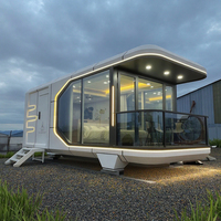Capsules de glamping de luxe de haute technologie, structure modulaire en acier, pods spatiaux à louer, conception préfabriquée pour des séjours uniques