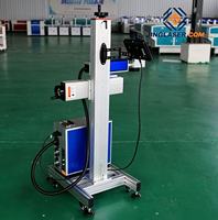 Machine de marquage laser à fibre volante en ligne haute précision 30W 50W 60W 100W, équipée d'un banc de travail à convoyeur