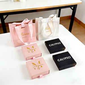 Sacs en papier de luxe personnalisés avec logo en relief pour vêtements, sacs de shopping en carton pour la vente au détail, sacs cadeaux avec poignée en corde - Product Image 1