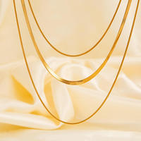 Lot de 4 Colliers Ras-du-Cou Tendance en Acier Inoxydable Plaqué Or 18K PVD, Chaîne Serpent, Imperméables et Inaltérables, Bijoux Superposés à Maillons