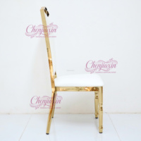 Chaise de réception moderne de luxe royale en métal doré brillant à dossier haut pour mariage, événement, salle de réception d'hôtel