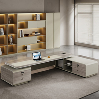 Escritorio Ejecutivo Moderno en Forma de L Color Crema, Gabinetes Dobles con Cerradura, Mesa de Gerencia de Melamina con Enchufe Multimedia
