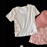 T-shirt en coton tricoté à manches courtes avec nœud latéral évidé, design élégant, coupe ajustée, pour femme, collection été 2026, style Pure Desire