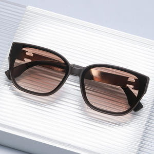 Lunettes de soleil Gucci pour femme, monture noire, verres PC, protection UV400, style tendance pour l'extérieur - Product Image 2