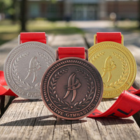 Driekleurig geplateerde ronde 3D-geëmbosseerde gymnastiekmedailles van metaal (zinklegering), op maat gemaakte medailles voor jeugdgymnastiekwedstrijden met lint