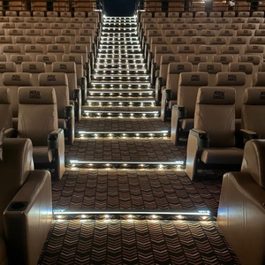 Solution d'aménagement intérieur de cinéma haut de gamme avec sièges inclinables, éclairage LED pour les escaliers et moquette de cinéma - Product Image 2