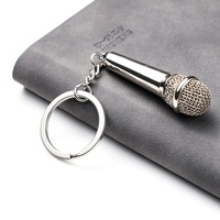 Porte-clés moderne minimaliste en alliage de zinc, pendentif microphone simulé, cadeau de la Saint-Valentin, cadeau créatif, fourniture directe d'usine