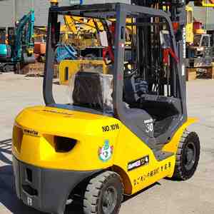 Used Forklift Komatsu 3Ton High Efficiency Japan Imported Engine Fast Delivery Used Construction Machinery Warehouse Machine - Product Image 4