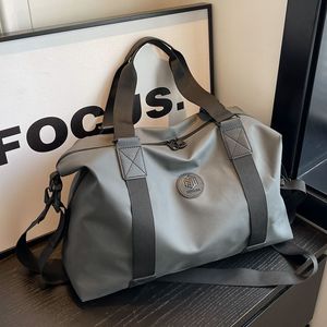 Bolsa de lona de viaje de tela Oxford para hombre, bolsa de gimnasio con correa ajustable de gran capacidad, color sólido gris - Product Image 5