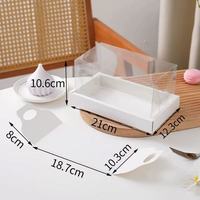 Boîte à dessert avec couvercle transparent en PET pour gâteau roulé suisse, gâteau en tranches, macarons, servie sur plateau de base vert, rose, beige, blanc