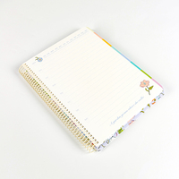 Carnet à spirales A5 sur le thème floral violet clair avec pages intérieures colorées des calendriers mensuels et hebdomadaires, 100 feuilles