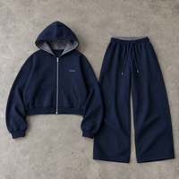 Ensemble streetwear rétro personnalisé pour homme avec sweat à capuche à doublure à carreaux et pantalon de survêtement large.