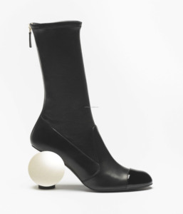 Bottes à talons mi-mollet pour femme, style luxe de podium, oversize, en cuir d'agneau extensible et cuir de veau verni, avec perles blanches - Product Image 4