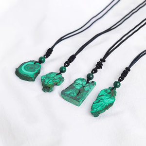 Venta al por mayor a granel Natural <span class=keywords><strong>de</strong></span> alta calidad <span class=keywords><strong>de</strong></span> cristal Irregular forma collar verde malaquita colgante decoración regalos - Product Image 2