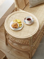 Chaise et table individuelles vintage en rotin tressé pour salon, espace lounge de balcon, et maison d'hôtes, idéales comme lieu photo tendance sur internet