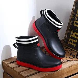 Özelleştirilebilir moda kısa tüp yağmur çizmeleri erkekler için harici aşınma için düşük kesim ile peluş ve sıcak su geçirmez ayakkabı iş için