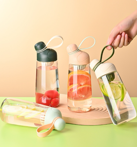 Bouteille d'eau en plastique de luxe 600 ml 2026 avec infuseur à fruits, vente en gros, logo personnalisé, bouteille de sport transparente avec poignée et couvercle à paille - Product Image 3