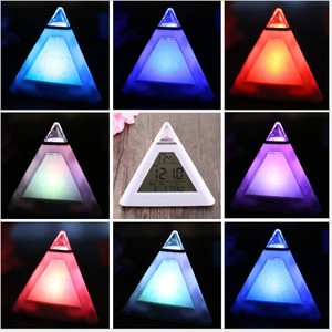 นาฬิกาปลุกดิจิตอล LED รูปสามเหลี่ยมเปลี่ยนสีได้ 7 สี พร้อมไฟพื้นหลัง แสดงอุณหภูมิ ฟังก์ชั่นเลื่อนปลุก ไฟกลางคืน ของขวัญสำหรับเด็ก 8 ชิ้น - Product Image 3