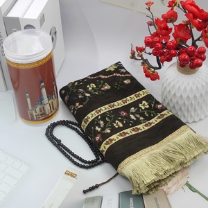 Alfombra de oración de chenilla suave con diseño floral en un tubo cilíndrico con bordes con flecos para uso diario en interiores. - Product Image 1
