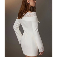 Élégante Robe Costume Femme Blanche à Épaule Unique avec Dentelle et Patchwork, Manches Longues, Boutonnage Simple, Nouvelle Collection Automne 2026