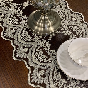 Chemin de table indien de luxe blanc beige en tissu de jute certifié OEKO-TEX, dentelle turquoise, perles, sequins, festonné, floral, pour la maison - Product Image 1