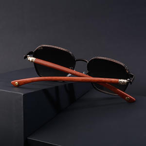 Gafas de Sol Cuadradas para Hombre Polo Haus, Lentes de PC con Protección UV400, Montura Retro de Imitación Madera, Estilo para Conducir al Aire Libre - Product Image 2